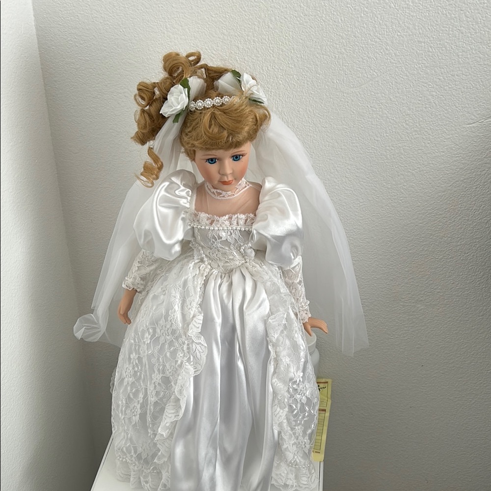 NWT  White vintage  Lace Bridal Doll with box certificate of authenticity🩷 🩷🩷🩷🩷🩷